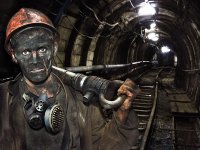 этот разгельдяй страдает хуйней в шахте сутками пока настоящий мужик въебывает за деньги, играя в компьютерные игры, Мем шахтер