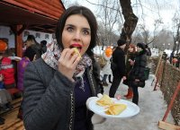 Создать мем на блинницу взглянуть не желаешь