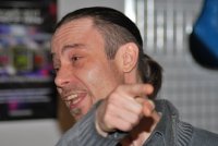 я ему ткнул в глаз, а он мне палец показывает, посмотрите на идиота... , Мем ПАША ЧТО ТО У МЕНЯ ГИТАРА НА 5-о