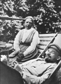 Создать мем Ленин и жена