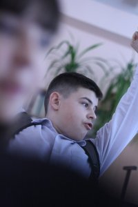Создать мем Радостный Андрей