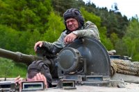 На улице гопники отжимают телефон? Дулом танка порву их жопы, Мем Удо Диркшнайдер в танке