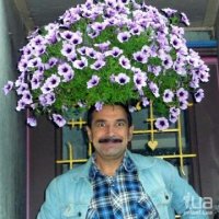 Создать мем Мужик с цветами