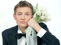 Создать мем Павел Воля с цветами