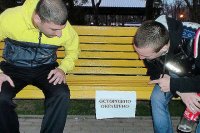 брат, чё такой грустный? - садись, братан, расскажу... - ну чё рассказывай! - тут, короче, по ходу, лавочка покрашена))), Мем Брат чё