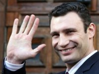 нет, некурящий, смотрю, эта, пачка сигарет, оставляемая на послевчерашний день, эта забытых, ммм-а, как говорится, при ларьках присутствующих ценах я говорю за послевчера, говорю, буду лучше внимательность, говорю, уделяться, говорю, курящим людям., Мем кличко