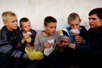 Это были лихие 90-е мы развлекались как могли, Мем Нюхают клей