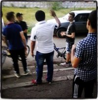  розы любят воду… пацаны свободу… розы гибнут на газонах… пацаны на красных зонах…, Мем Ть