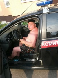 Создать мем Мужик в трусах