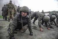 Создать мем Дедушки сдавали на крабовый берет