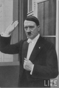 лайк если у вас тоже любимый актёр чарли чаплин, Мем Гитлер