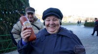 Создать мем Тетка и колбаса