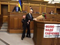 Создать мем Яценюк с букетом