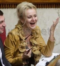 Создать мем Фарион показывает на дебила