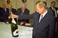 Создать мем Пидар готовится примерить бутылку