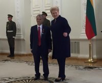 Создать мем В туалет пройти да вонза тем углом