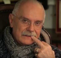 Создать мем Михалков и его средний палец