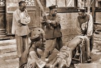 Создать мем Наказании провинившегося в Китае 1900 год