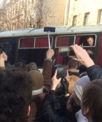 Создать мем Навальный в автозаке