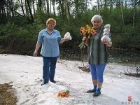 Создать мем Снег летом