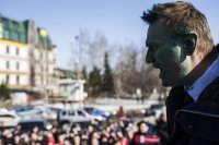 Создать мем Зелёный Навальный на митинге