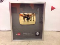 Создать мем Золотая кнопка youtube