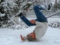 Создать мем Мужик упал
