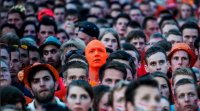 Создать мем Затерятлся в толпе