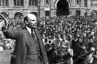 Создать мем Ленин на митинге