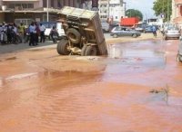 Создать мем Грузовичок на водопое