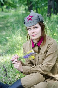 Создать мем Красотка в буденовке