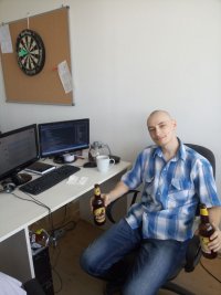 Создать мем Лысый Инк с пивасом