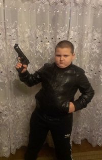 Создать мем Малой с пистолетом