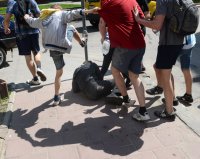 Создать мем Толпа пинает