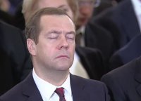 Создать мем Медведев сонный