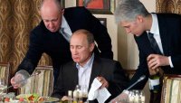 Создать мем Путин жрет