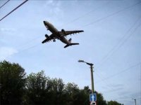 Создать мем Самолет близко пролетел