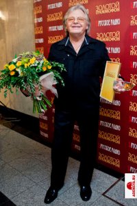 Создать мем Юрий антонов ведущий на телеканале Прямий