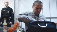 Создать мем А я иду шагаю по москве