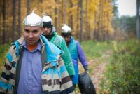 Создать мем Мужики шапки из фольги