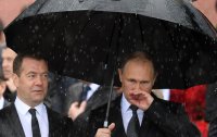 Создать мем Медведєв і Путін під дощем