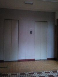 Создать мем В подъезде новые умные лифты