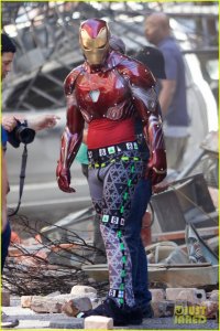 Создать мем Iron-man-wears-his-armor-in-new-avengers-infinity-war-set