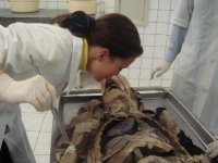 Создать мем Женьщина целует труп