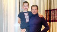 Создать мем Дели в руке