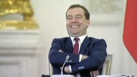 Создать мем Медведев смеется