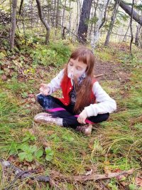 Создать мем КУРЯЩАЯ МАЛОЛЕТКА