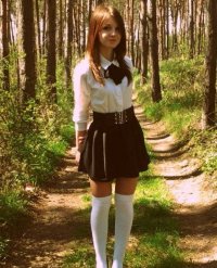 Создать мем Школьница в лесу