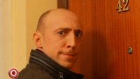 Мем по сержу у двери