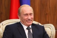 Путин смеется
